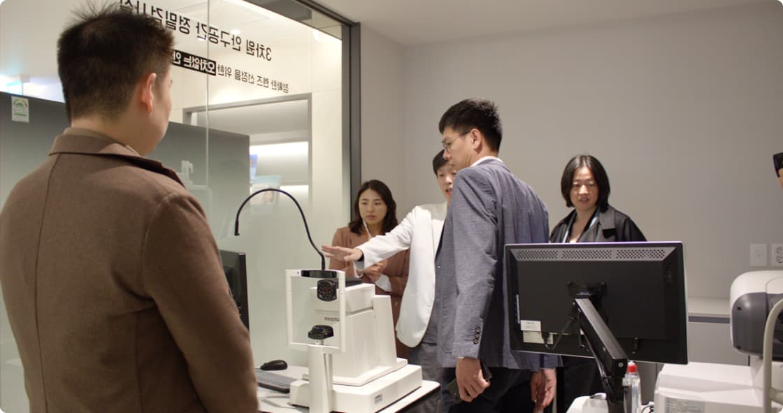 Chinese doctors amazed by visiting the 3D Eye Precision Examination Room