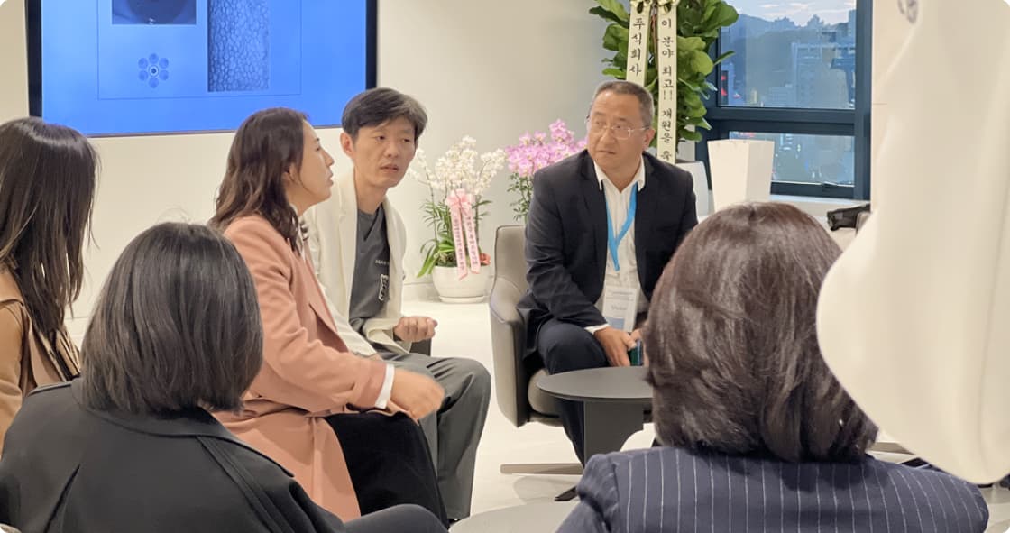 Dr. Lee Dong-hoon discussing questions with Chinese doctors in the 3D Eye Precision Examination Room