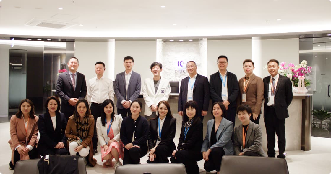 Commemorative photo of the visit to the 3D Eye Precision Examination Room