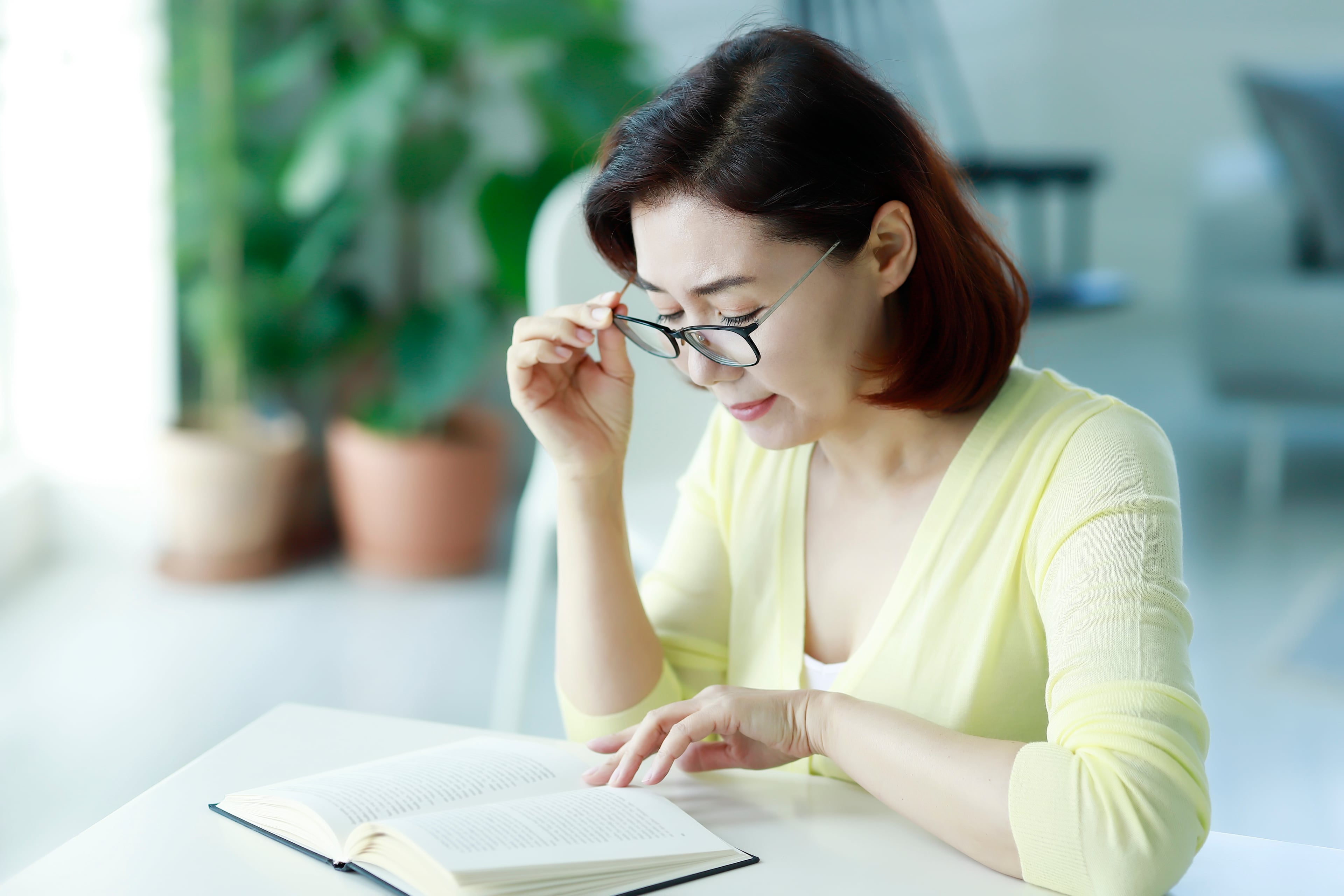 서초 안과에서 노안백내장 진료받기 전에: 백내장일까, 노안일까, 건조증일까 | 닥터ICL안과