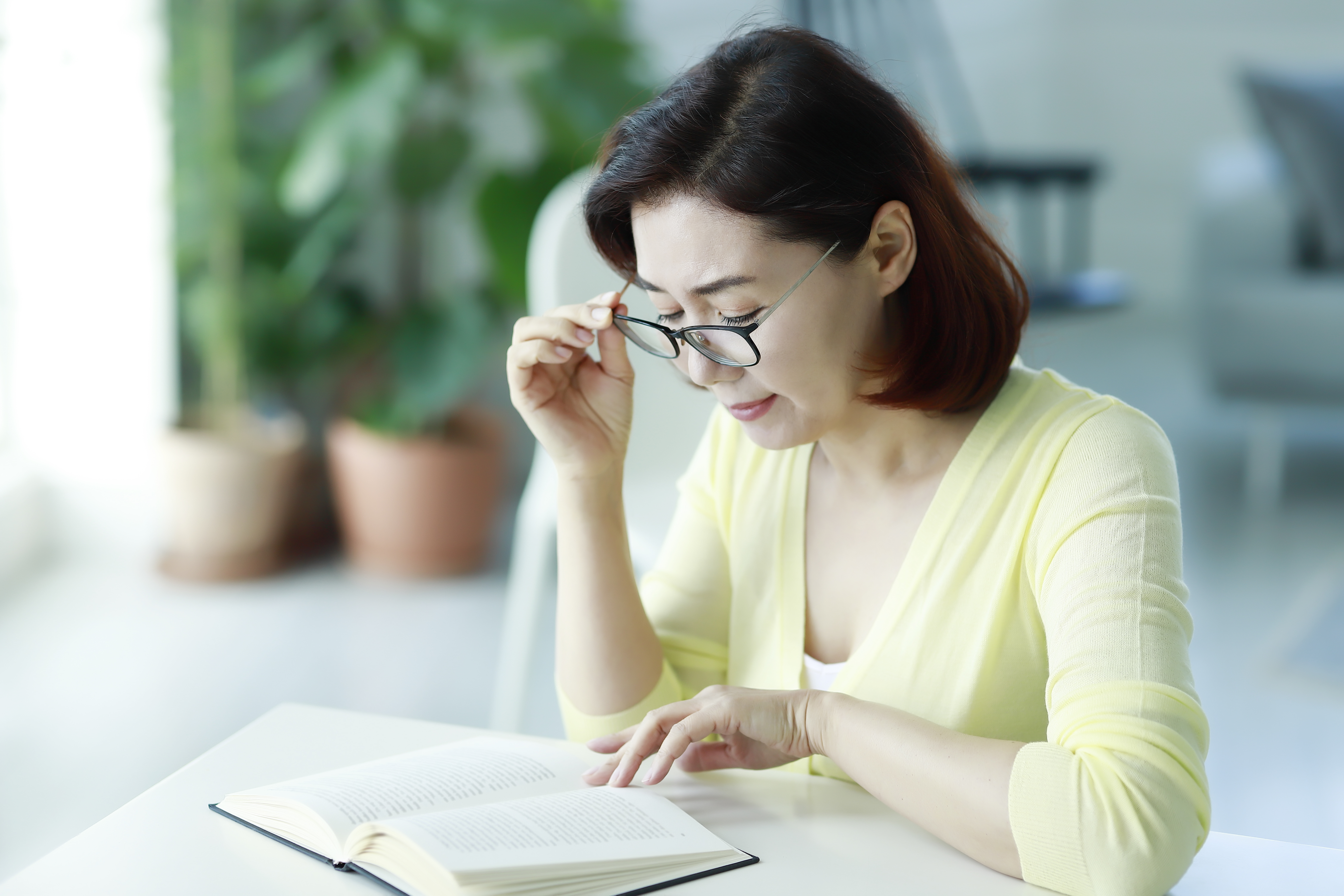 서초 안과에서 노안백내장 진료받기 전에: 백내장일까, 노안일까, 건조증일까 | 닥터ICL안과
